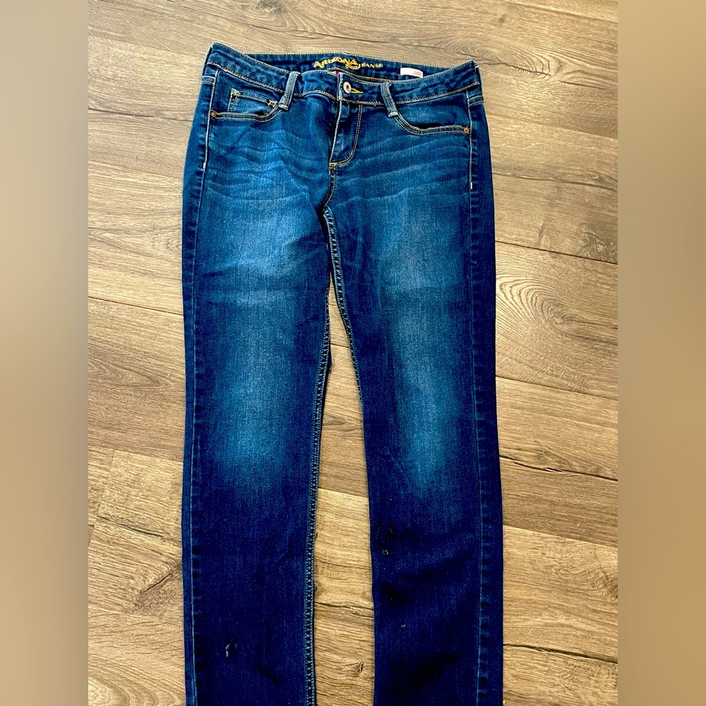 Size 9 Arizona jeans. Lightly used but in great condition.